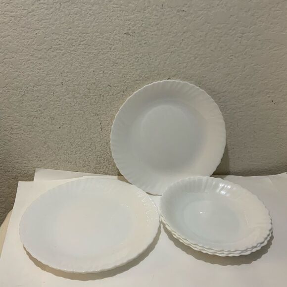 Arcopal Set Caracas Feston Uni Milk Glass Scalloped 3 dinner & 3 Salad Plates - Picture 2 of 6